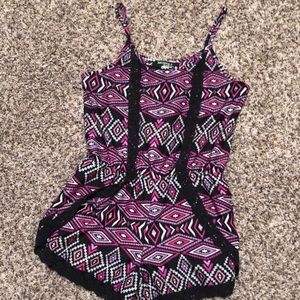 Pretty geometric trendy strappy romper with lace